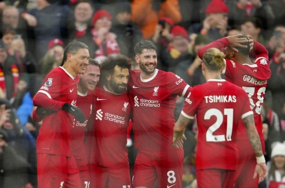 Đội hình Liverpool ăn mừng bàn thắng của Alexis Mac Allister trong trận đấu với Fulham ở Tuần 14 Ngoại hạng Anh 2023/2024 tại Anfield, Chủ Nhật (12/03/2023)
