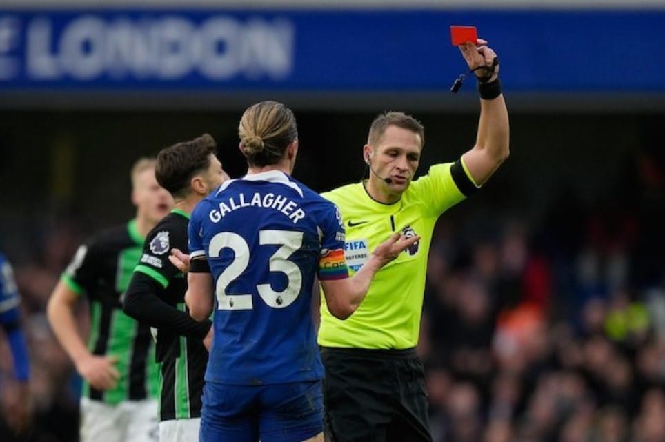 Conor Gallagher nhận thẻ đỏ trong trận Chelsea vs Brighton, Chủ Nhật (12/3/2023). 