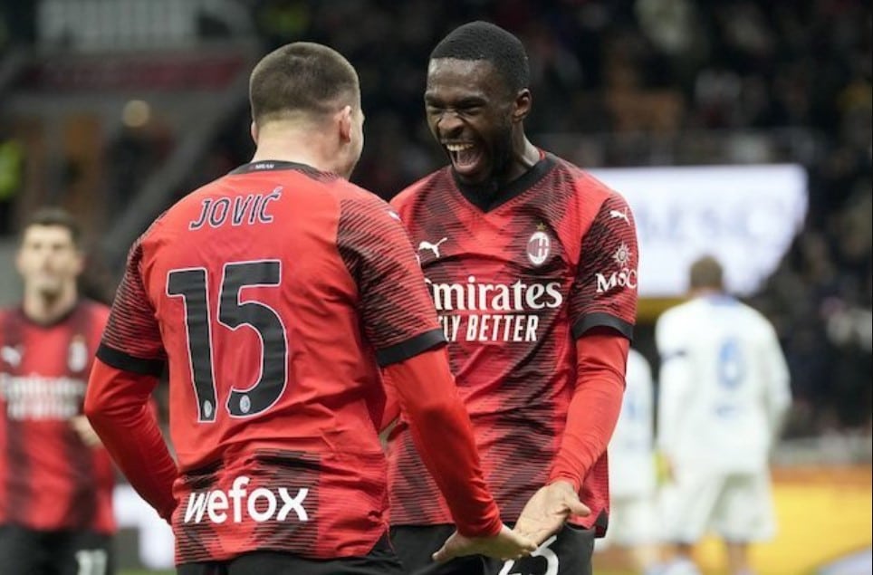 Serie A 2023/2024: Màn ăn mừng của các cầu thủ AC Milan, Luka Jovic và Fikayo Tomori, trong trận AC Milan vs Frosinone tuần 14 