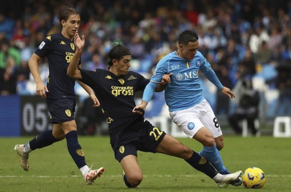 Serie A 2023/2024: Giacomo Raspadori (phải) vs Filippo Ranocchia trong trận Napoli vs Empoli tuần 12