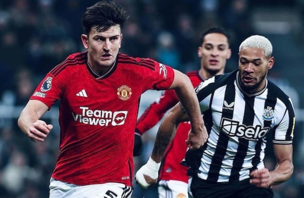 Premier League 2023/2024: Hậu vệ Harry Maguire (trái) của Manchester United trong trận Newcastle vs Manchester United tuần 14