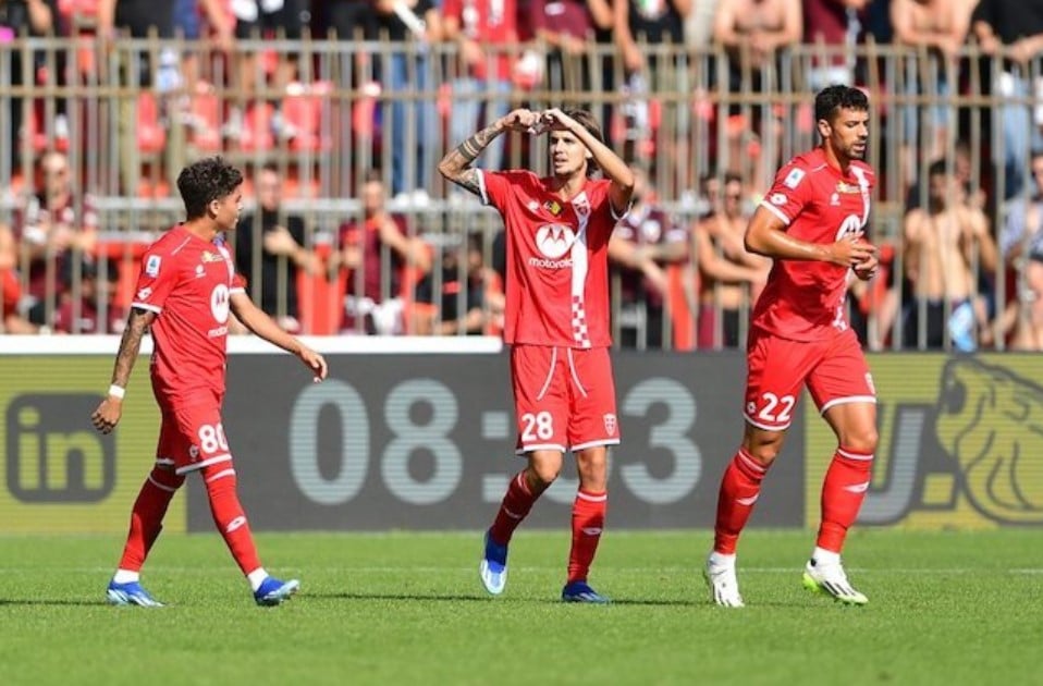 Cầu thủ Andrea Colpani (giữa) của Monza ăn mừng sau khi ghi bàn vào lưới Salernitana ở mùa giải Serie A 2023/2024. 