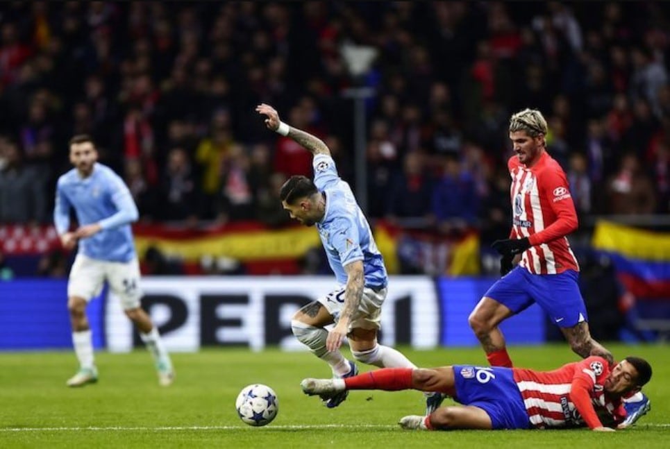 Champions League 2023/2024: Nahuel Molina (dưới) vs Mattia Zaccagni trong trận đấu Atletico Madrid vs Lazio ở lượt trận thứ 6 bảng E