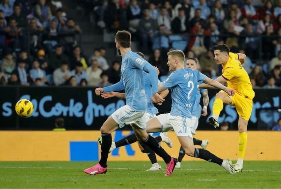 La Liga 2023/2024: Robert Lewandowski (phải) ra sân trong trận Celta Vigo vs Barcelona ở Tuần 25