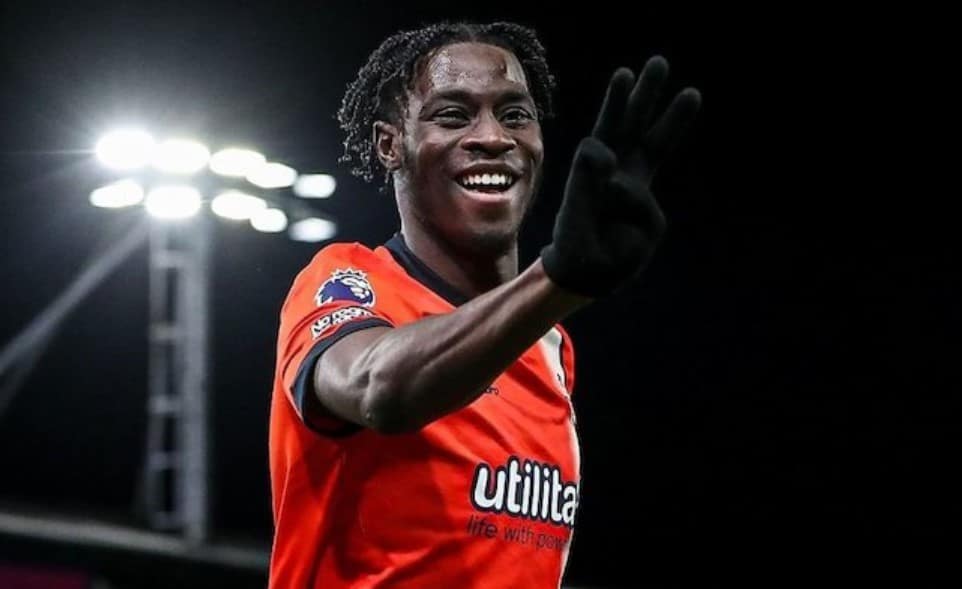 Premier League 2023/2024: Pha ăn mừng bàn thắng của cầu thủ Luton Town Elijah Adebayo