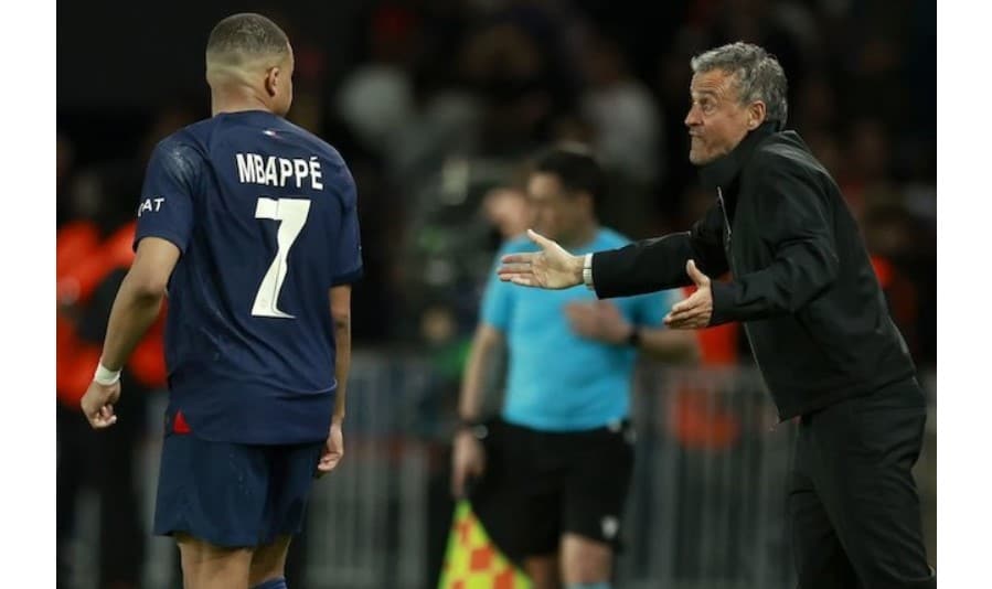 HLV PSG Luis Enrique đưa ra chỉ dẫn cho Kylian Mbappé trong trận đấu với Barcelona, ​​thứ Năm (4/11/2024)