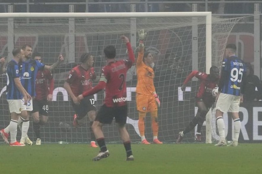 Fikayo Tomori ăn mừng trong trận đấu AC Milan vs Inter Milan ở vòng 33 Serie A 2023/24 tại San Siro, thứ Ba (23/4/2024).
