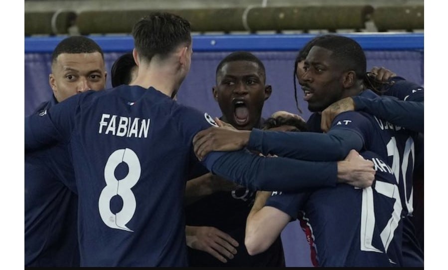 Đội hình PSG ăn mừng bàn thắng của Vitinha vào lưới Barcelona, ​​Thứ Năm (4/11/2024) 