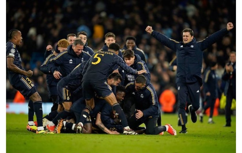 Các cầu thủ Real Madrid ăn mừng sau khi loại Manchester City ở tứ kết Champions League 2023/2024. 